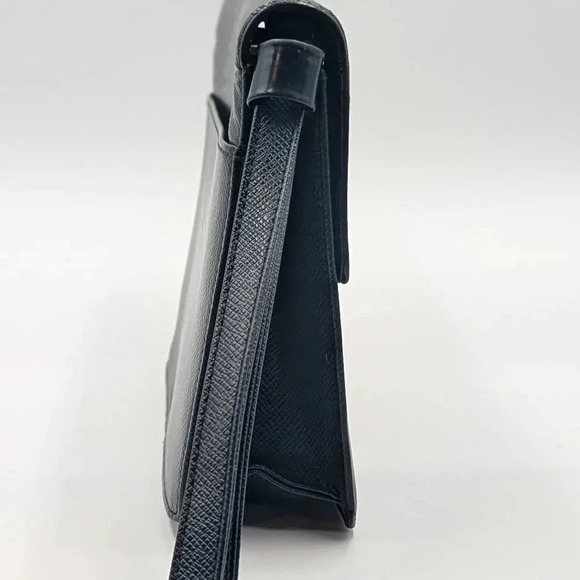 Louis Vuitton Taiga Pochette Selenga - Picture 2 of 15